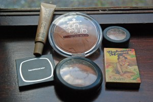 Clockwise from top left: Smashbox O-Bronze, Essence Sun club (costs just a few euro), smashbox fusion softlights in Baked Stardust, Cabana Mama by The Balm (lovely sallow non orange bronzer!), Mac Give Me Sun, Bare Minerals Skinny Dip. I also love Hoola by benefit which I have run out of!